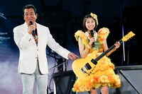 加山雄三と“若大将”を襲名された玉井詩織。(Photo by HAJIME KAMIIISAKA+Z）