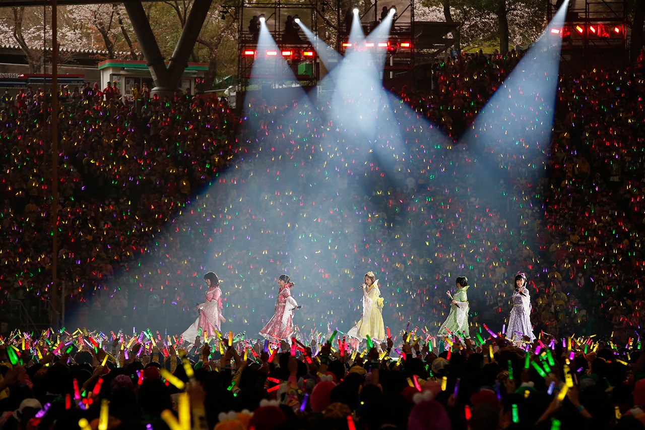 ももいろクローバーZのライブの様子。(Photo by HAJIME KAMIIISAKA+Z）