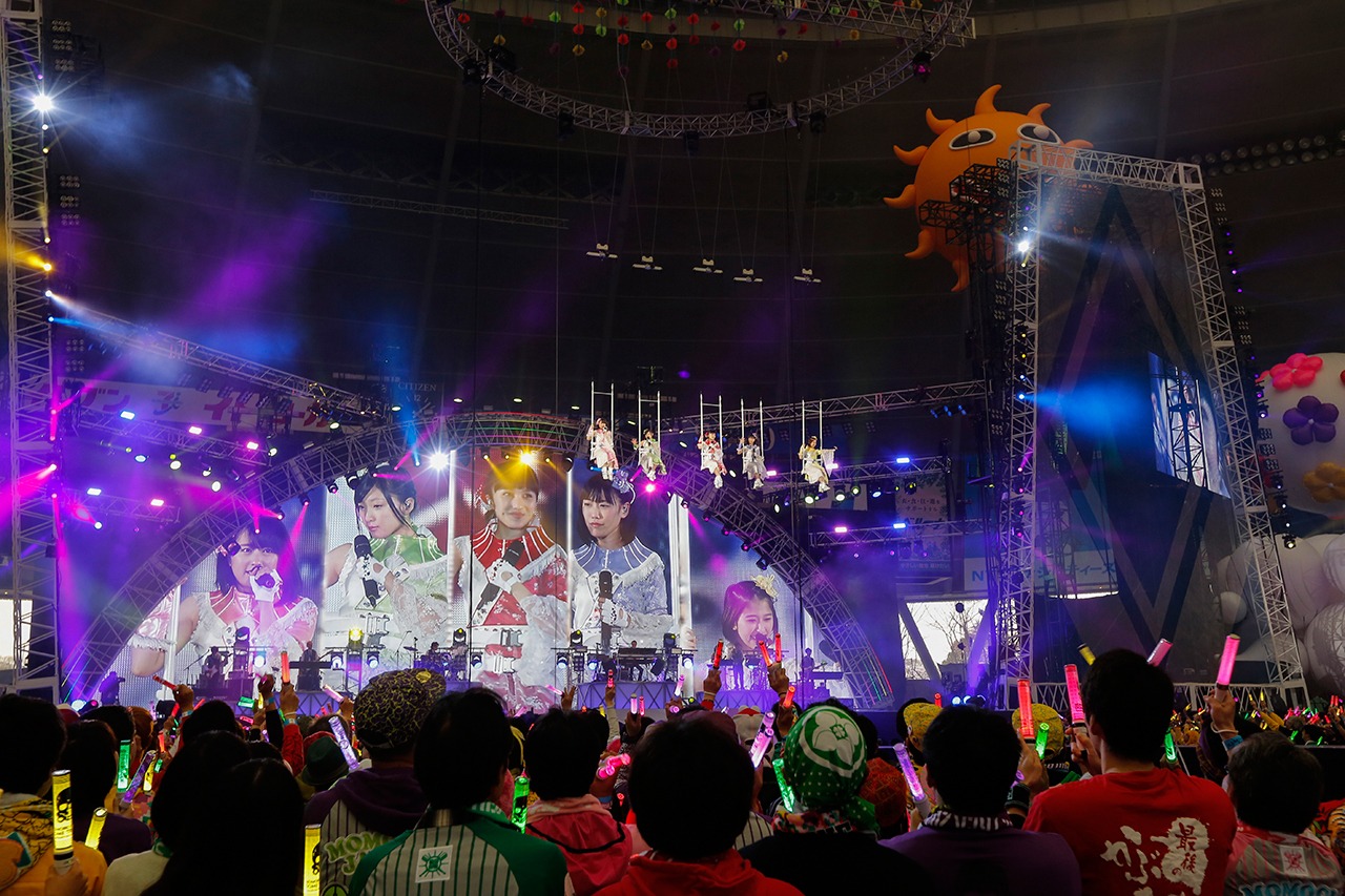 ももいろクローバーZのライブの様子。(Photo by HAJIME KAMIIISAKA+Z）