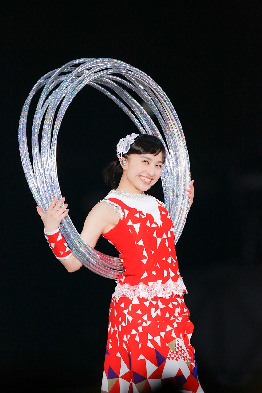 4月3日公演での百田夏菜子ソロパフォーマンスの様子。（Photo by HAJIME KAMIIISAKA+Z）