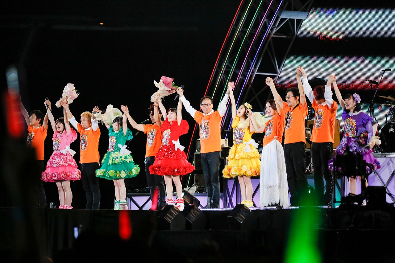 エンディング時のももいろクローバーZとダウンタウンももクロバンド。（Photo by HAJIME KAMIIISAKA+Z）