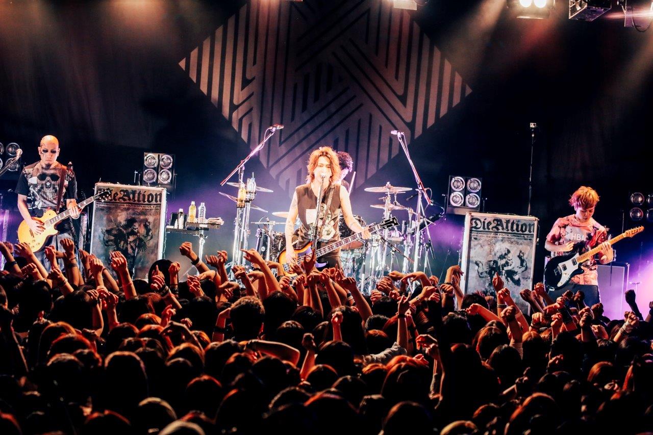 「MAVERICK DC presents DOUBLE HEADLINE TOUR 2016『M.A.D』」3月31日の東京・LIQUIDROOM公演の様子。