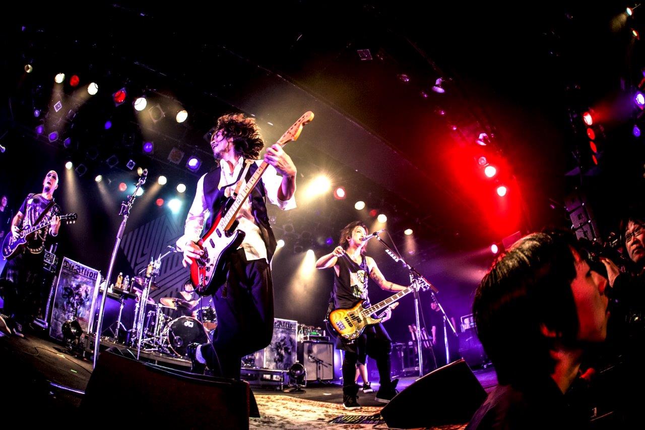 AKiとKenによるセッションの様子。