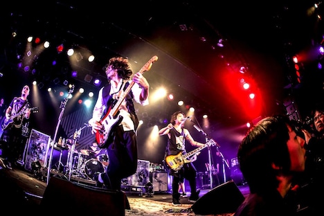 AKiとKenによるセッションの様子。