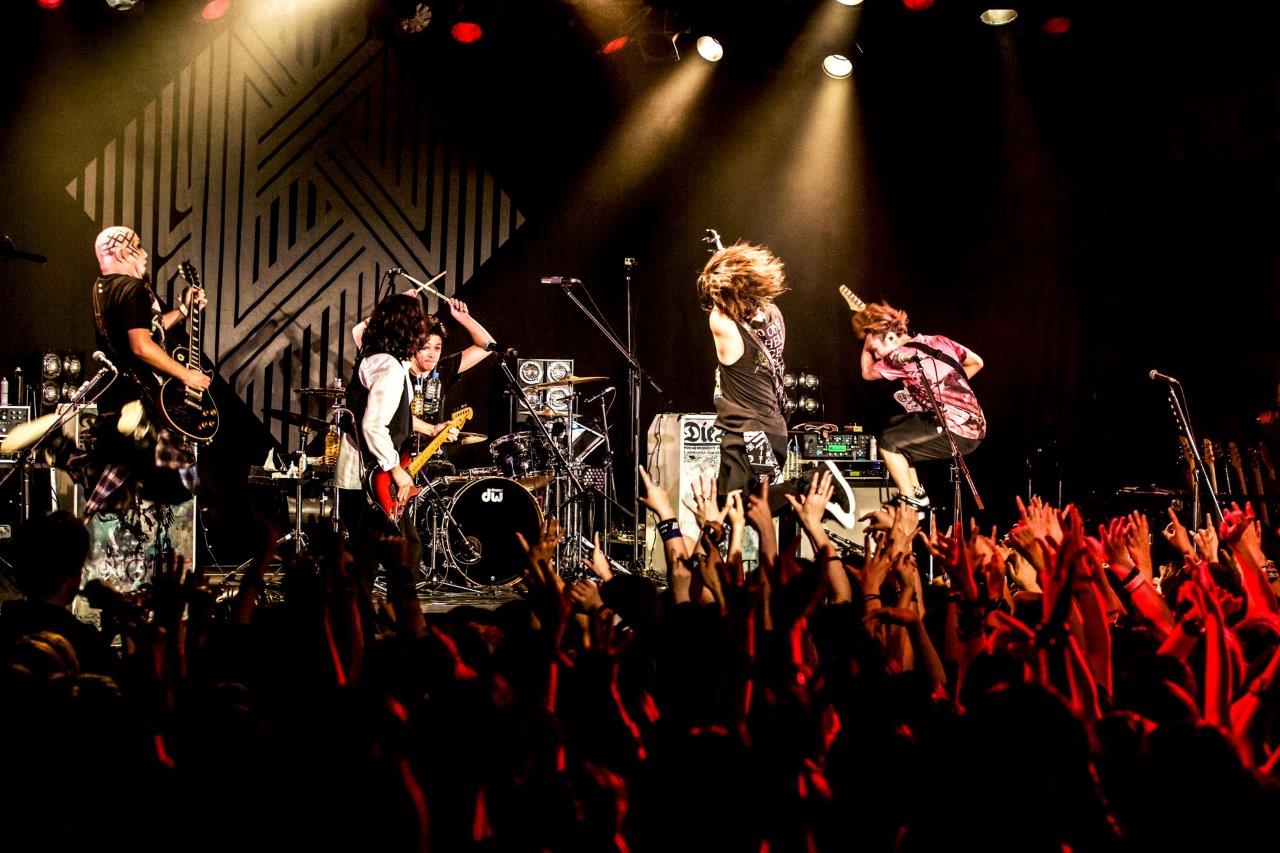 AKiのライブの様子。