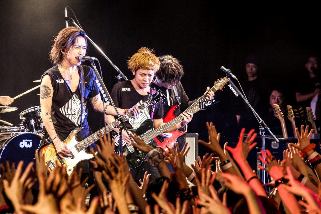 AKiのライブの様子。