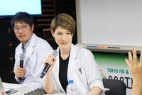 左から、日比保史、スプツニ子！。