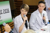 左から、スプツニ子！、ケリー隆介。