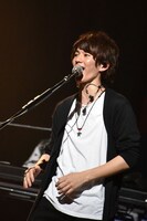 自己紹介を「明大1年18歳！」と歌い替えるMASAKI。