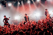 「MAVERICK DC presents DOUBLE HEADLINE TOUR 2016『M.A.D』」3月31日の東京・LIQUIDROOM公演の様子。
