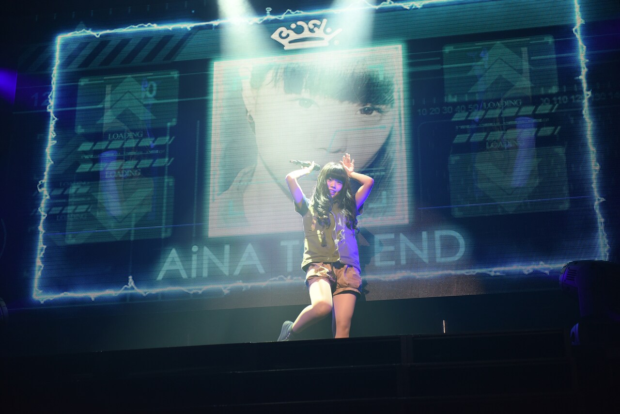 オープニングのメンバー登場の様子。