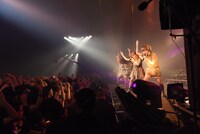 「IDOL SWiNDLE TOUR FINAL」の様子。