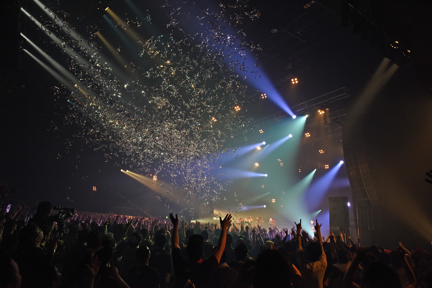 「IDOL SWiNDLE TOUR FINAL」の様子。
