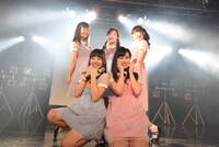 ハコイリムスメによるライブの様子。