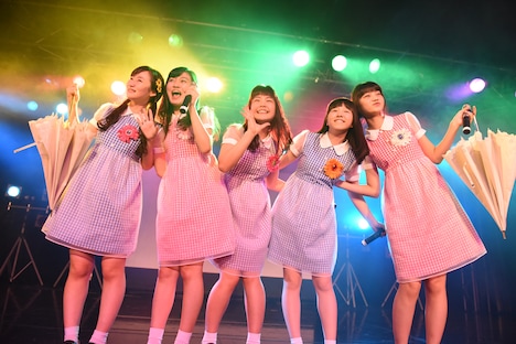 ハコイリムスメによるライブの様子。