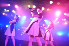 callmeによるライブの様子。