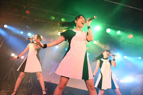 callmeによるライブの様子。