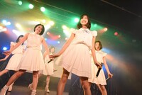 さんみゅ～によるライブの様子。