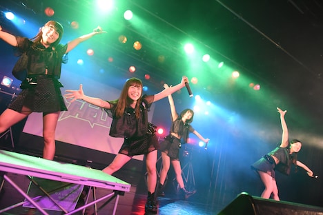 PassCodeによるライブの様子。