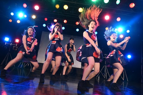 大阪☆春夏秋冬によるライブの様子。