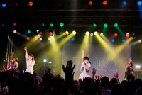 DEAR KISSによるライブの様子。
