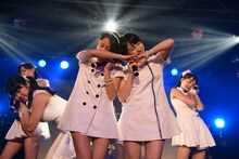 こぶしファクトリーによるライブの様子。