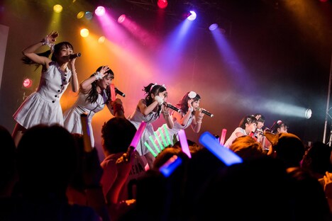 こぶしファクトリーによるライブの様子。