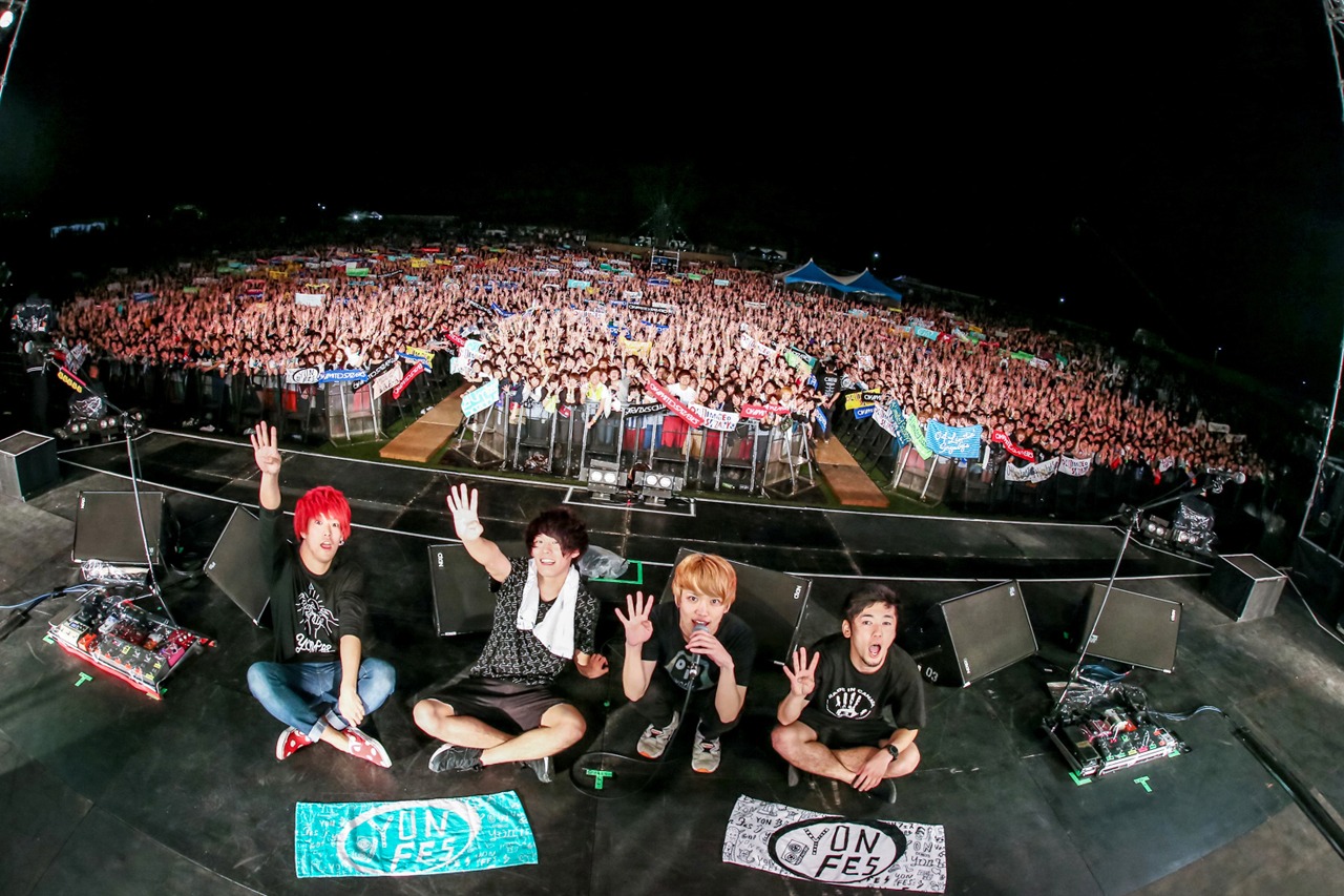 「YON FES 2016」2日目終演後の記念撮影。（Photo by Viola Kam[V'z Twinkle Photography]）