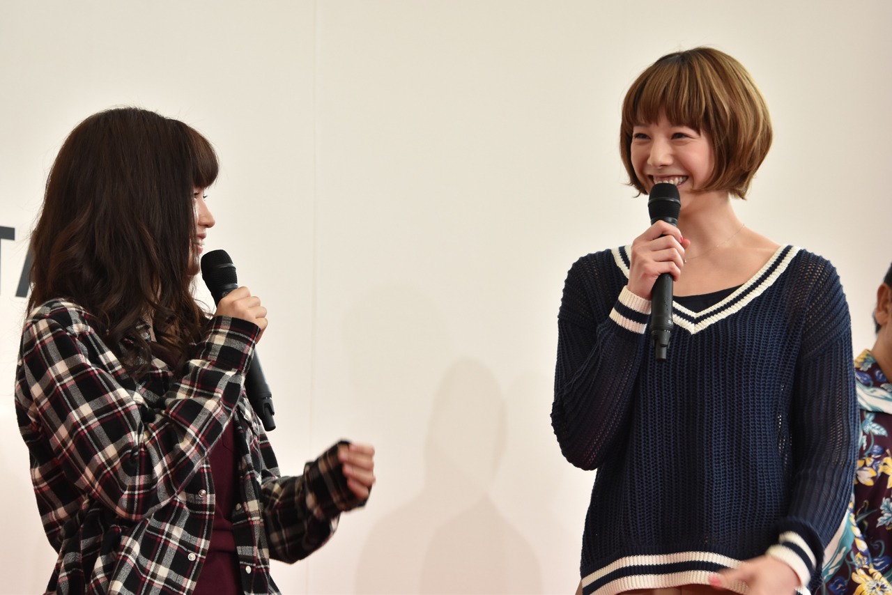 左から藤原さくら、夏帆。