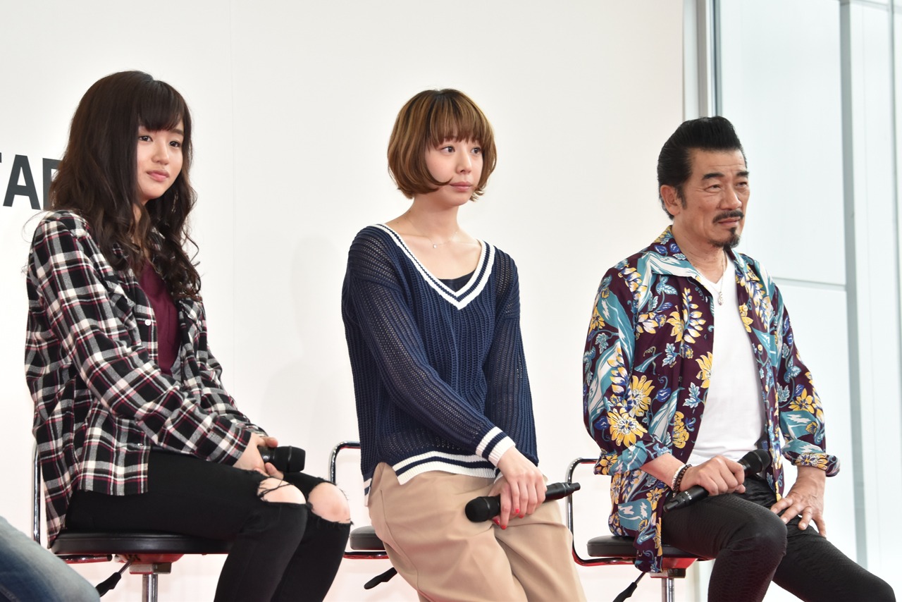 左から藤原さくら、夏帆、宇崎竜童。