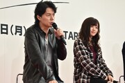 左から福山雅治、藤原さくら。