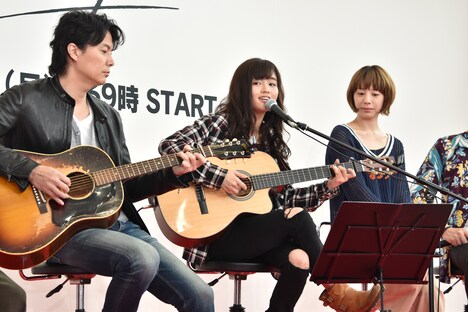 藤原さくら「1995」を演奏する福山雅治と藤原さくら。