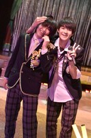 左から吉田仁人、佐野勇斗。