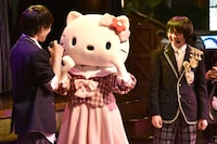 左から佐野勇斗、ハローキティ、吉田仁人。(c)2016 SANRIO CO., LTD.