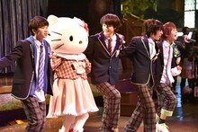 「新学期アラカルト」を披露するM!LKとハローキティ。(c)2016 SANRIO CO., LTD.