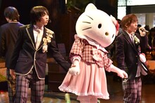 左から吉田仁人、ハローキティ、山崎悠稀。(c)2016 SANRIO CO., LTD.