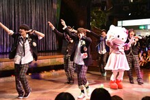 「新学期アラカルト」を披露するM!LKとハローキティ。(c)2016 SANRIO CO., LTD.