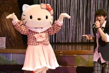 “九官鳥”のポーズを決めるハローキティ（左）と佐野勇斗（右）。(c)2016 SANRIO CO., LTD.