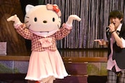 “九官鳥”のポーズを決めるハローキティ(左)と佐野勇斗(右)。(c)2016 SANRIO CO., LTD.