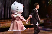 ハローキティ（左）をエスコートする佐野勇斗（右）。(c)2016 SANRIO CO., LTD.
