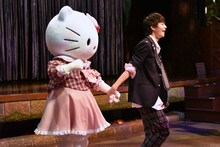 ハローキティ（左）をエスコートする佐野勇斗（右）。(c)2016 SANRIO CO., LTD.