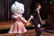 ハローキティ(左)をエスコートする佐野勇斗(右)。(c)2016 SANRIO CO., LTD.