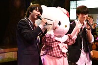 左から板垣瑞生、ハローキティ、佐野勇斗。(c)2016 SANRIO CO., LTD.