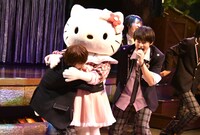 ハローキティ（中央）にハグする山崎悠稀（左）と佐野勇斗（右）。(c)2016 SANRIO CO., LTD.