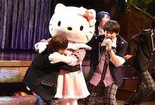 ハローキティ（中央）にハグする山崎悠稀（左）と佐野勇斗（右）。(c)2016 SANRIO CO., LTD.