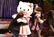 ハローキティ(中央)にハグする山崎悠稀(左)と佐野勇斗(右)。(c)2016 SANRIO CO., LTD.