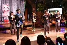 「新学期アラカルト」を披露するM!LKとハローキティ。(c)2016 SANRIO CO., LTD.