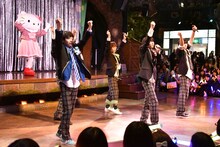 「新学期アラカルト」を披露するM!LKとハローキティ。(c)2016 SANRIO CO., LTD.