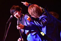 TAKUMI（左）にちょっかいを出すTo-i（右）。