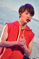 「夢旅」を歌うRYUJI。